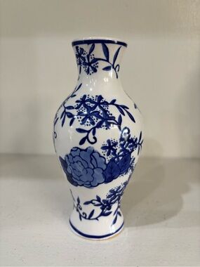 Vintage porcelain blue and white bud vase